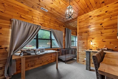 Launch Pricing, 5 BR with Crib, 6 mins to Blue Ridge Chalet in Blue Ridge Lake