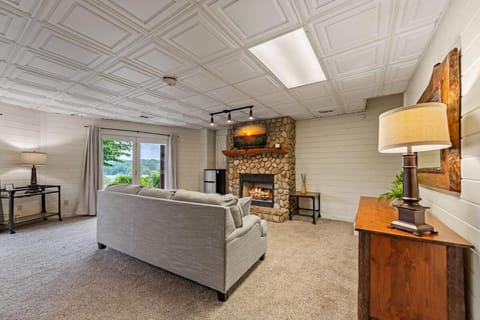 Launch Pricing, 5 BR with Crib, 6 mins to Blue Ridge Chalet in Blue Ridge Lake