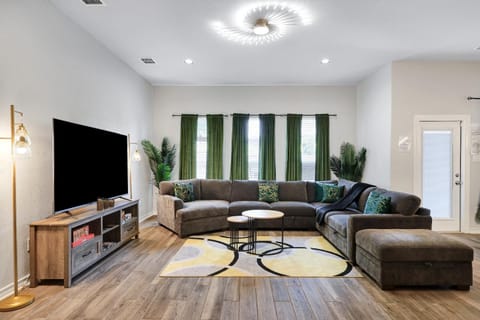 Hot Tub Near Sea World BBQ Yard Games Swing Set House in San Antonio