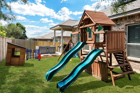 Hot Tub Near Sea World BBQ Yard Games Swing Set House in San Antonio