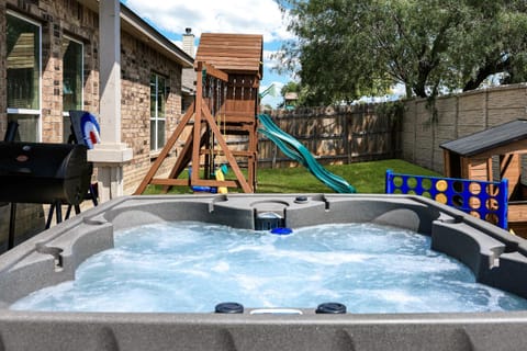 Hot Tub Near Sea World BBQ Yard Games Swing Set House in San Antonio