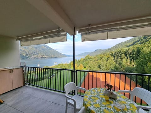Natural landscape, View (from property/room), Balcony/Terrace, Dining area, Lake view, Mountain view