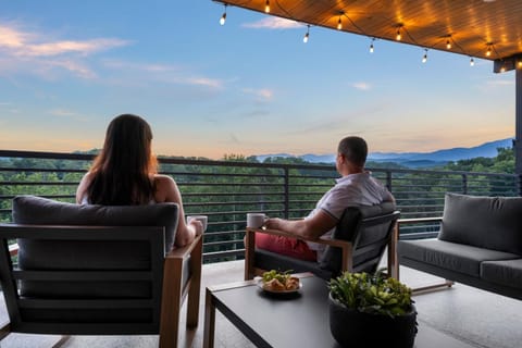 Natural landscape, Coffee/tea facilities, View (from property/room), Balcony/Terrace, Seating area, Mountain view, Sunrise