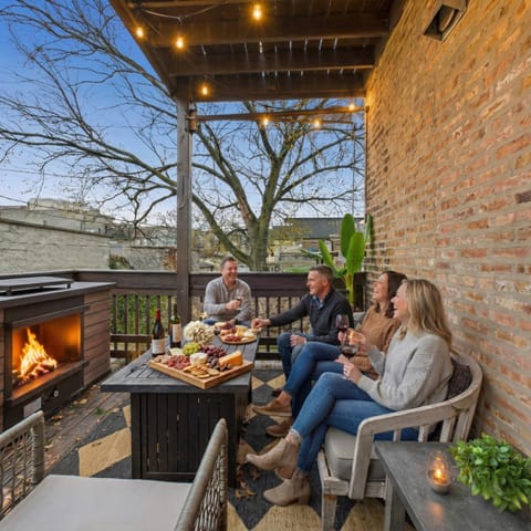 Luxe Chicago Retreat Game Room, Deck Fire Pit Apartment in Chicago