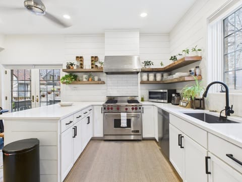 Luxe Chicago Retreat Game Room, Deck Fire Pit Apartment in Chicago