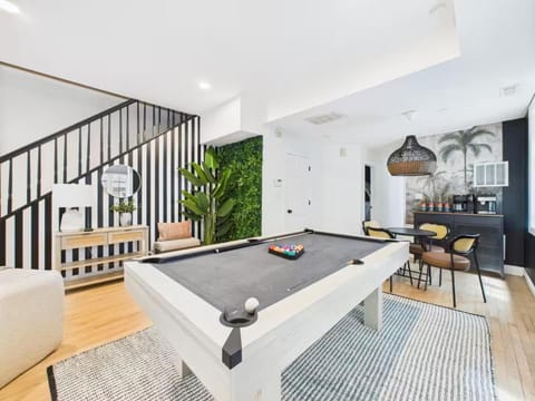 Luxe Chicago Retreat Game Room, Deck Fire Pit Apartment in Chicago