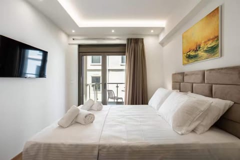 Bed, TV and multimedia, Photo of the whole room, Bedroom, towels