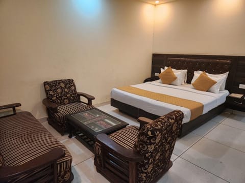 Bed, Living room, Photo of the whole room, Seating area, Bedroom