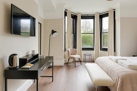 Bed, TV and multimedia, Photo of the whole room, Bedroom