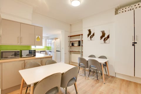 Kitchen or kitchenette, Seating area, Dining area, oven, stove