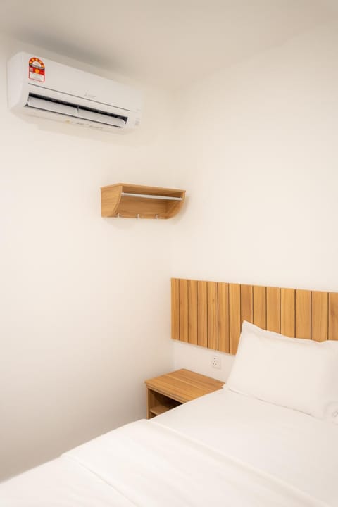 Bed, Photo of the whole room, Bedroom, internet, air conditioner