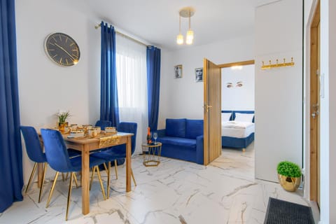 Bed, Living room, Photo of the whole room, Seating area, Dining area