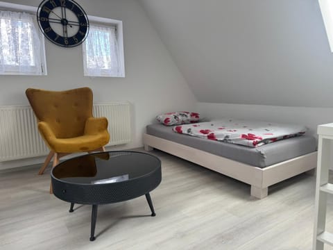 Bed, Seating area