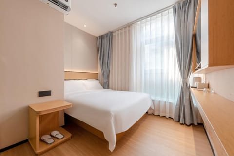 Bed, Photo of the whole room, Bedroom, air conditioner