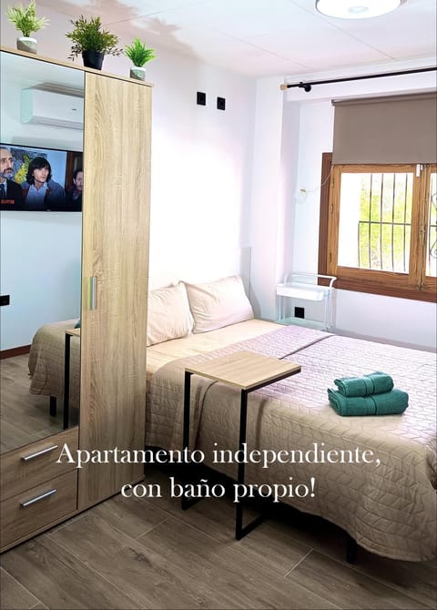 Communal lounge/ TV room, Bed, TV and multimedia, Photo of the whole room, Evening entertainment, Bedroom, Text overlay, towels