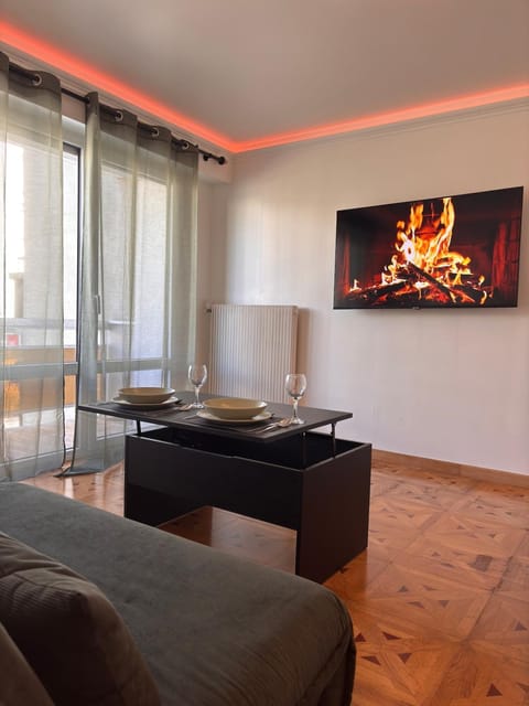 La Suite - tram access and private parking Apartment in Annemasse