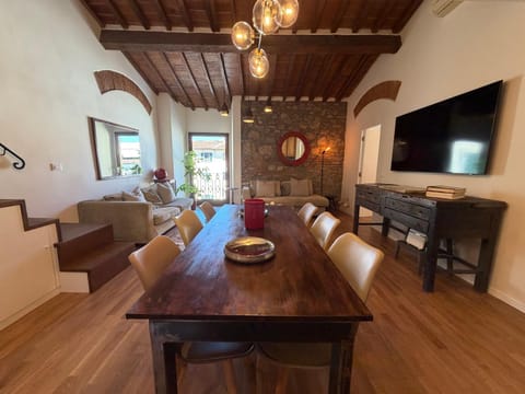 TV and multimedia, Living room, Seating area, Dining area