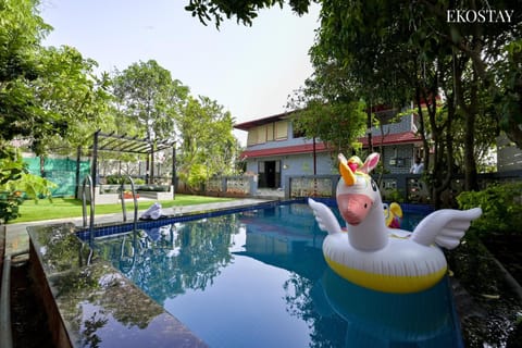 Property building, Day, Garden, Garden view, Pool view, Swimming pool