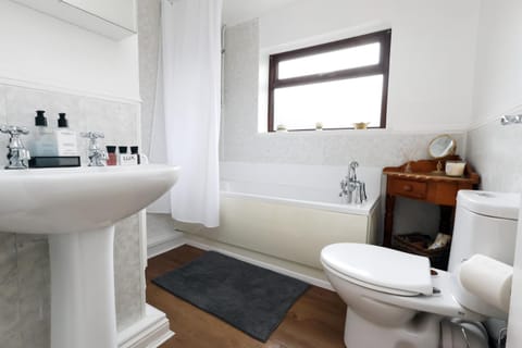 Spacious 3 Bedroom Home In The Heart Of Port Talbot By EKLIVING - Short Lets & Serviced Accommodation House in Wales