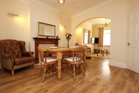 Spacious 3 Bedroom Home In The Heart Of Port Talbot By EKLIVING - Short Lets & Serviced Accommodation House in Wales