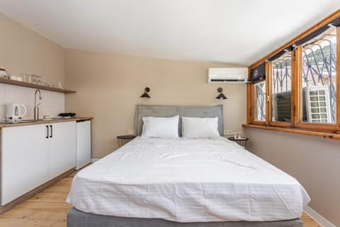Bed, Kitchen or kitchenette, Bedroom, minibar