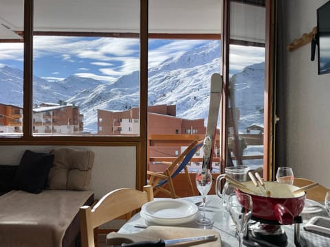 Skiing, Dining area, Mountain view, Family