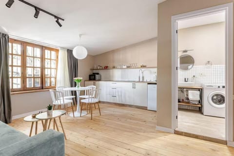 Coffee/tea facilities, Kitchen or kitchenette, Living room, Seating area, Dining area