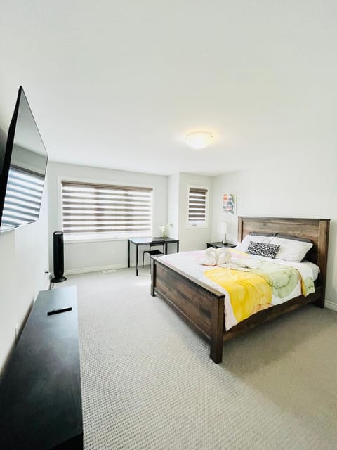 Bed, TV and multimedia, Photo of the whole room, Bedroom, towels