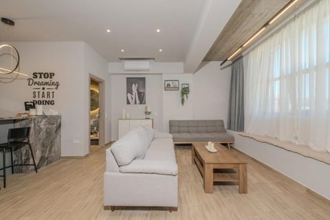 Minimal Style Apartment Apartment in Pireas