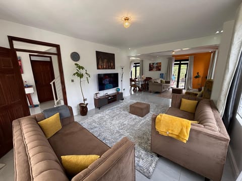 Communal lounge/ TV room, TV and multimedia, Living room, Seating area, Evening entertainment