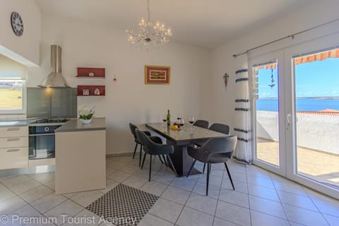 Kitchen or kitchenette, Dining area, Sea view, oven, pet friendly