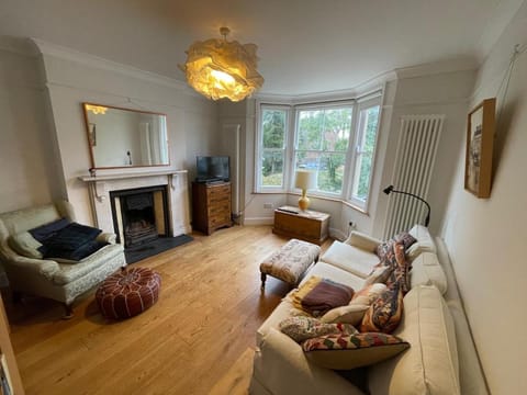 TV and multimedia, Living room, Seating area, flat iron, internet