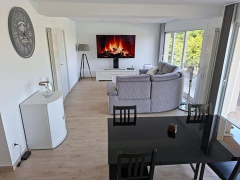 TV and multimedia, Living room, Dining area