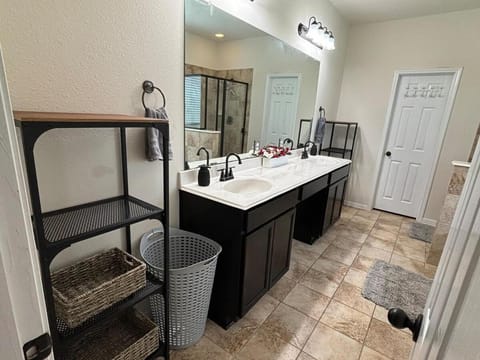 Spacious 4BR,Game RM, Huge Yard- Fam& Pet Retreat House in Houston