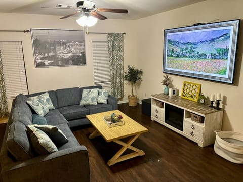 Spacious 4BR,Game RM, Huge Yard- Fam& Pet Retreat House in Houston