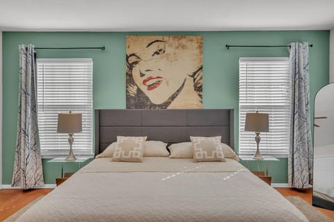 Bed, Photo of the whole room, Decorative detail, Bedroom