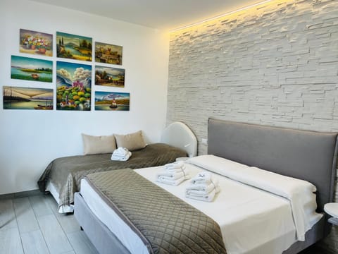 Bed, Photo of the whole room, Bedroom, towels