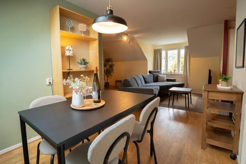 Seating area, Dining area