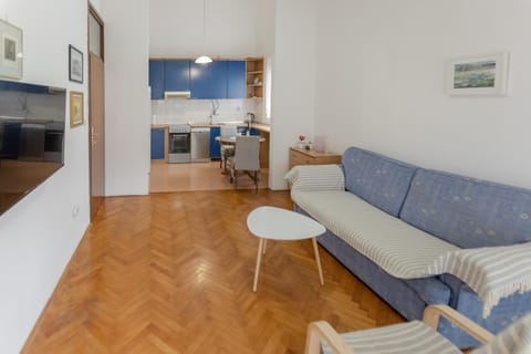 TV and multimedia, Kitchen or kitchenette, Living room, Seating area, Dining area