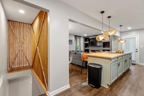 Elegant 5-Bedroom Luxury Haven Apartment in East Point