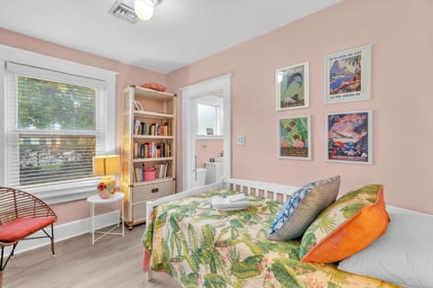 Bromeliad Bungalow - Downtown Cottage House in Fort Lauderdale