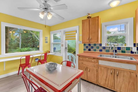 Bromeliad Bungalow - Downtown Cottage House in Fort Lauderdale