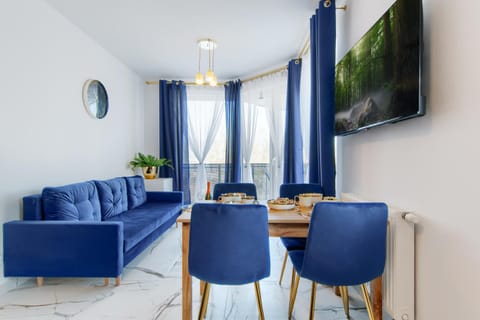 Communal lounge/ TV room, TV and multimedia, Living room, Seating area, Dining area, Evening entertainment