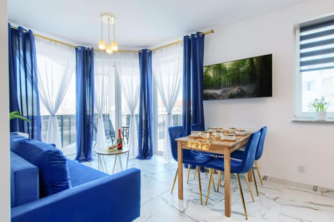 Communal lounge/ TV room, TV and multimedia, Living room, Seating area, Dining area, Evening entertainment