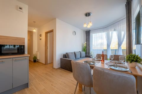 Kitchen or kitchenette, Living room, Seating area, Dining area