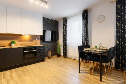 Kitchen or kitchenette, Dining area, stove