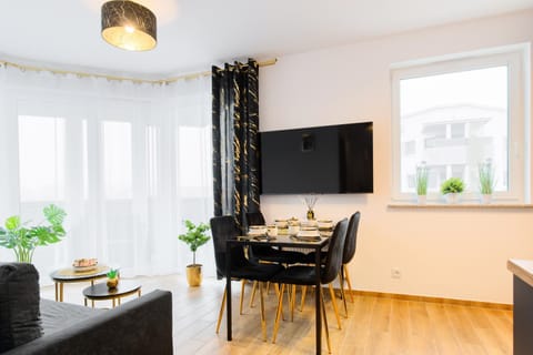 TV and multimedia, Kitchen or kitchenette, Living room, Seating area, Dining area