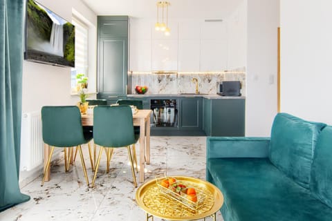 TV and multimedia, Kitchen or kitchenette, Living room, Seating area, Dining area