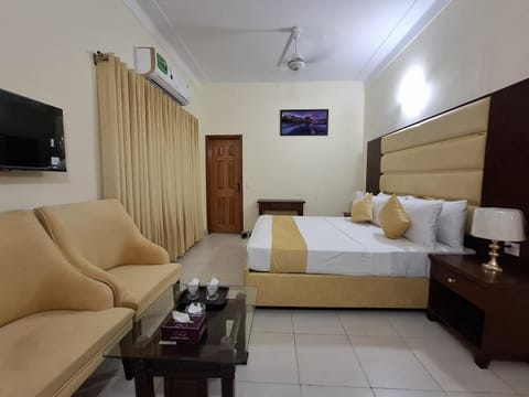Bed, TV and multimedia, Photo of the whole room, Seating area, Bedroom, air conditioner