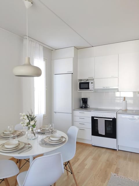 Coffee/tea facilities, Kitchen or kitchenette, Dining area, oven, stove